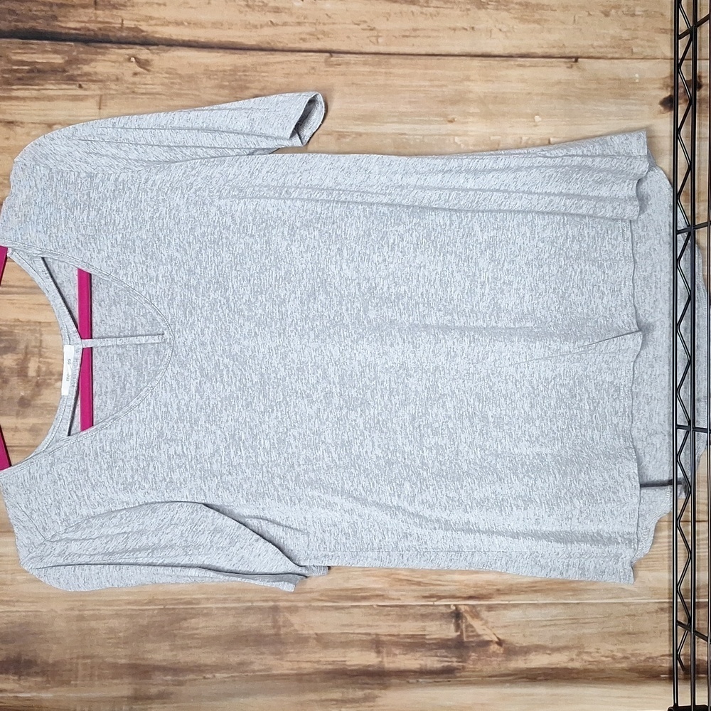 MAURICES SIZE MEDIUM GRAY TOP FLOWY
